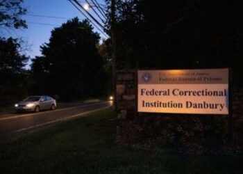 Un automóvil pasa más allá de la Institución Correccional Federal, Danbury en Danbury, Connecticut.