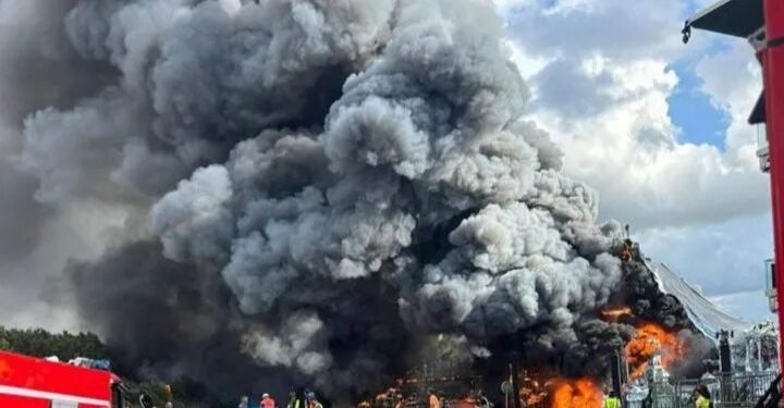 Gran incendio en el Festival Tomorrowland en Boom, Bélgica.