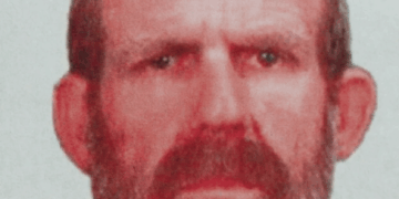 Mugshot de un hombre con barba.