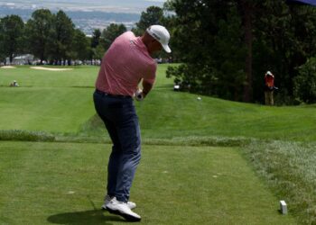 Stewart Cink se quita durante la ronda final del Abierto de Senior de EE. UU. En el Broadmoor Golf Club en Colorado Springs, Colorado, el 29 de junio de 2025. (Travis Gillmore/The Epoch Times)