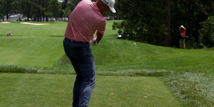 Stewart Cink se quita durante la ronda final del Abierto de Senior de EE. UU. En el Broadmoor Golf Club en Colorado Springs, Colorado, el 29 de junio de 2025. (Travis Gillmore/The Epoch Times)