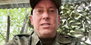 Primer plano de Derek Huffman en uniforme militar.