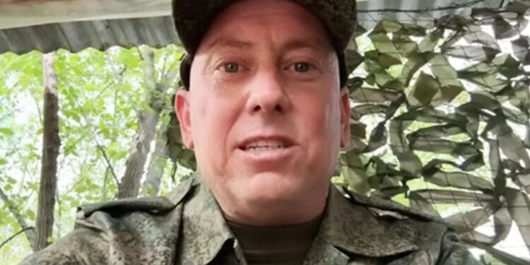 Primer plano de Derek Huffman en uniforme militar.