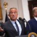 El secretario de Salud y Servicios Humanos de los Estados Unidos, Robert F. Kennedy Jr., habla junto con el presidente Donald Trump durante una conferencia de prensa en la sala Roosevelt de la Casa Blanca el 12 de mayo de 2025, en Washington, DC