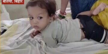 Niño pequeño en la India que mordió una cobra venenosa.