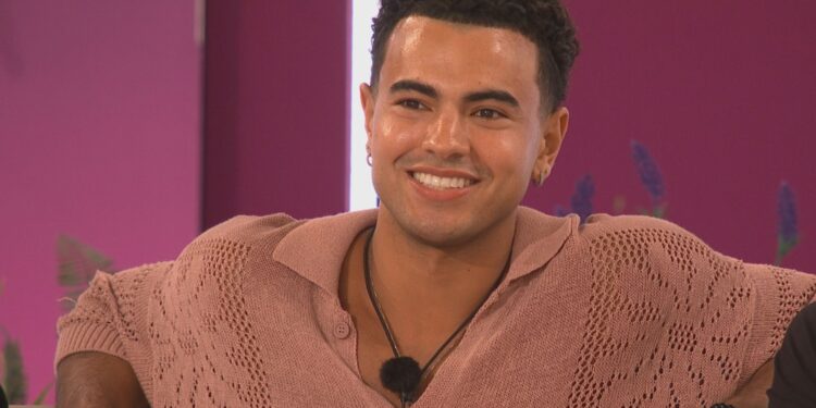 Por qué Harrison dejó Love Island en medio de la reacción de los fanáticos y el escrutinio