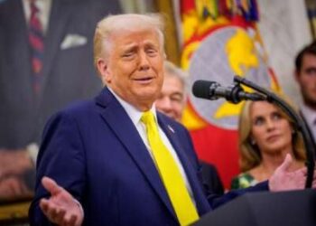 El presidente Donald Trump hace un gesto mientras habla durante una ceremonia en la ceremonia del Dr. Mehmet Oz como administrador de servicios de Medicare y Medicaid en la Oficina Oval de la Casa Blanca el 18 de abril de 2025 en Washington, DC