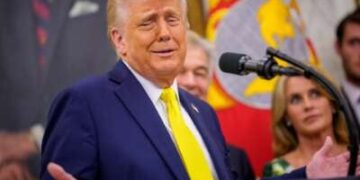 El presidente Donald Trump hace un gesto mientras habla durante una ceremonia en la ceremonia del Dr. Mehmet Oz como administrador de servicios de Medicare y Medicaid en la Oficina Oval de la Casa Blanca el 18 de abril de 2025 en Washington, DC
