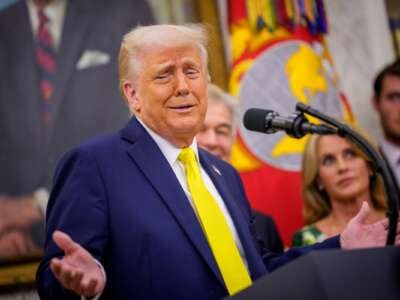 El presidente Donald Trump hace un gesto mientras habla durante una ceremonia en la ceremonia del Dr. Mehmet Oz como administrador de servicios de Medicare y Medicaid en la Oficina Oval de la Casa Blanca el 18 de abril de 2025 en Washington, DC