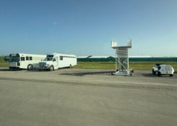 Los autobuses de transporte y una escalera extraíble para los aviones de embarque se encuentran frente a las instalaciones en Alligator Alcatraz en el condado de Collier, Florida, el 25 de julio de 2025. (TJ Muscaro/The Epoch Times).
