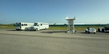 Los autobuses de transporte y una escalera extraíble para los aviones de embarque se encuentran frente a las instalaciones en Alligator Alcatraz en el condado de Collier, Florida, el 25 de julio de 2025. (TJ Muscaro/The Epoch Times).