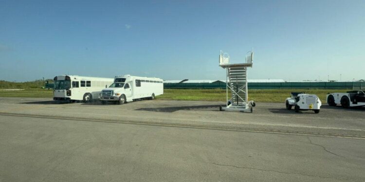 Los autobuses de transporte y una escalera extraíble para los aviones de embarque se encuentran frente a las instalaciones en Alligator Alcatraz en el condado de Collier, Florida, el 25 de julio de 2025. (TJ Muscaro/The Epoch Times).