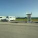 Los autobuses de transporte y una escalera extraíble para los aviones de embarque se encuentran frente a las instalaciones en Alligator Alcatraz en el condado de Collier, Florida, el 25 de julio de 2025. (TJ Muscaro/The Epoch Times).
