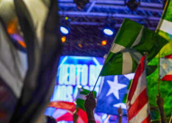 Las personas dan las banderas del Partido de la Independencia Puerto Rica mientras reaccionan a los resultados electorales, en San Juan, Puerto Rico, el 5 de noviembre de 2024.