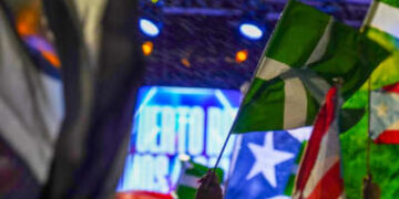 Las personas dan las banderas del Partido de la Independencia Puerto Rica mientras reaccionan a los resultados electorales, en San Juan, Puerto Rico, el 5 de noviembre de 2024.
