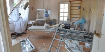 Daños dañados del hospital después de una huelga de misiles.