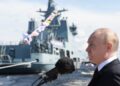 Vladimir Putin hablando en un desfile naval.