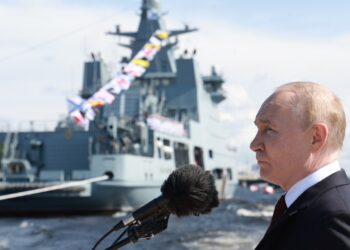 Vladimir Putin hablando en un desfile naval.
