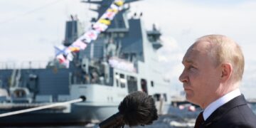 Vladimir Putin hablando en un desfile naval.