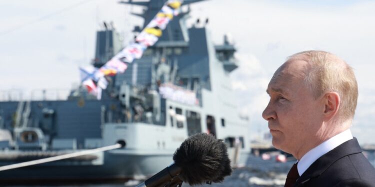 Vladimir Putin hablando en un desfile naval.
