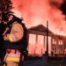Los bomberos que luchan contra un incendio en un edificio en Kharkiv, Ucrania.