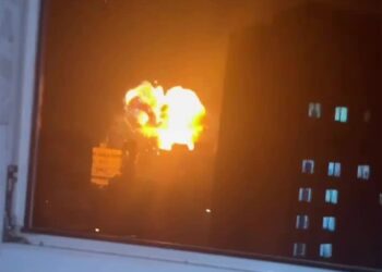 En el momento en que un bloque residencial en Kyiv se ve afectado en el ataque combinado de misiles y drones del ejército de Putin