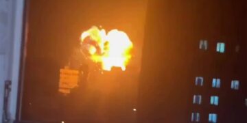 En el momento en que un bloque residencial en Kyiv se ve afectado en el ataque combinado de misiles y drones del ejército de Putin