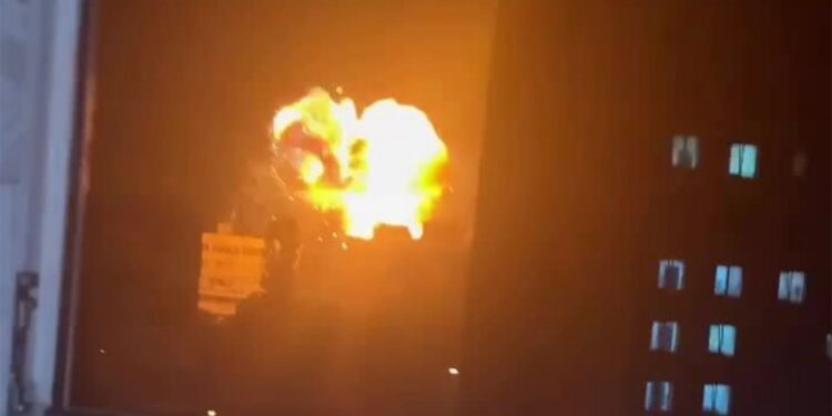 En el momento en que un bloque residencial en Kyiv se ve afectado en el ataque combinado de misiles y drones del ejército de Putin