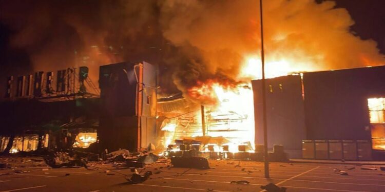 Edificio envuelto en llamas.