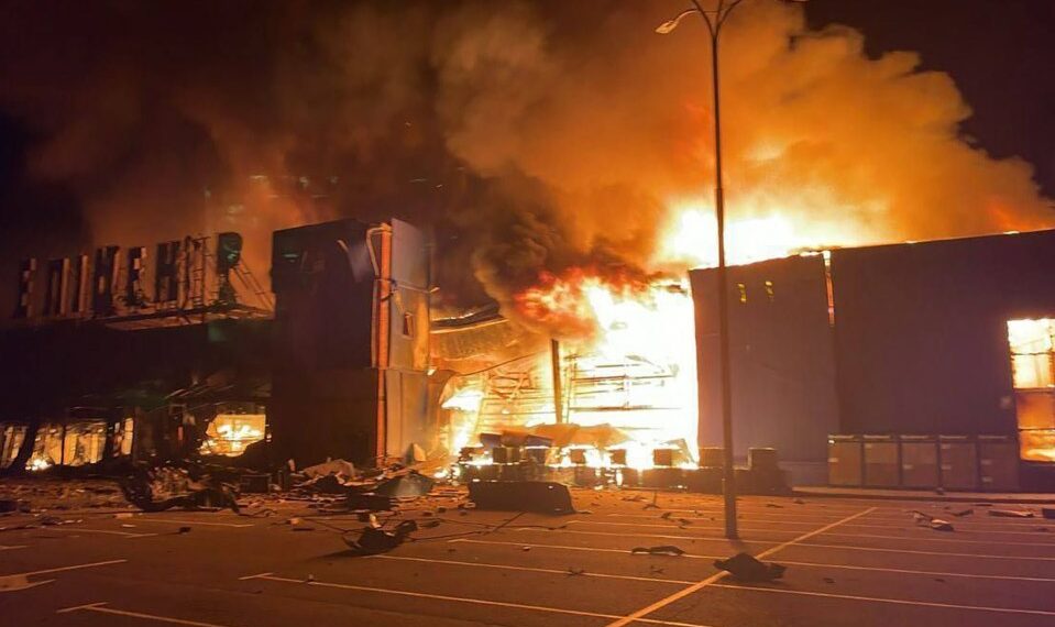 Edificio envuelto en llamas.