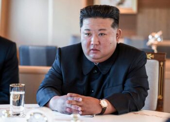 Kim Jong Un sentado en una mesa.
