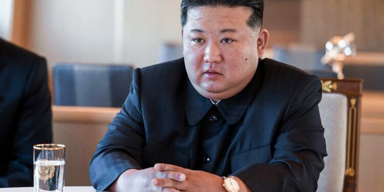 Kim Jong Un sentado en una mesa.