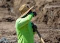 Un trabajador de la construcción se toma un descanso rápido para limpiarse la frente mientras cava una zanja con una pala en medio de una ola de calor en Irvine, California, el 5 de septiembre de 2024.