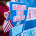 Los activistas se reúnen con letreros en la Corte Suprema de los Estados Unidos antes de que el Tribunal escuche argumentos orales el 15 de mayo de 2025, en la Orden Ejecutiva de Ciudadanía de Barcos del Presidente Donald Trump.