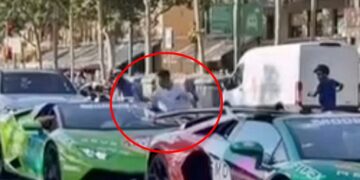 El video todavía muestra a un ladrón robando un reloj de un hombre en un Lamborghini en un semáforo.