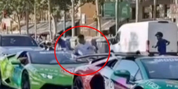 El video todavía muestra a un ladrón robando un reloj de un hombre en un Lamborghini en un semáforo.