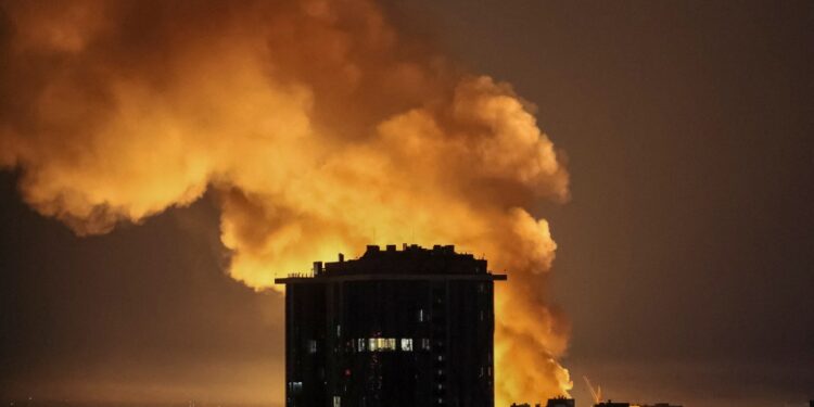 Explosión cerca de un edificio de la ciudad por la noche.