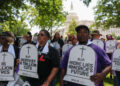 Los trabajadores de la atención con la Unión Internacional de Empleados del Servicio (SEIU) participan en una protesta del cementerio vivo para denunciar el impacto a los pacientes, las familias y los trabajadores si los republicanos reducen Medicaid, la atención médica y el ritmo para pagar los recortes de impuestos para los ricos, en el Capitolio de los Estados Unidos el 23 de junio de 2025, en Washington, DCC, DCC, DCC, en Washington.