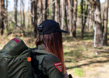 El paramédico del equipo, Marina, camina junto a nuestro equipo.