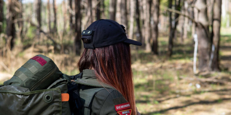 El paramédico del equipo, Marina, camina junto a nuestro equipo.