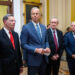 El líder de la mayoría del Senado, John Thune, flanqueado por el senador John Barrasso, el senador Mike Crapo y el senador Lindsey Graham, habla con los periodistas después de que el Senado aprobó el paquete de reconciliación del presidente Trump el 1 de julio de 2025.