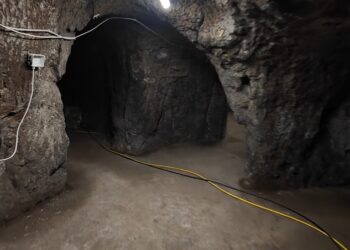 Interior de un sistema de túnel de 985 pies de largo bajo Roma.