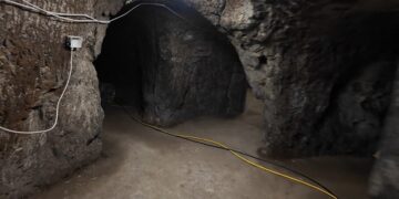 Interior de un sistema de túnel de 985 pies de largo bajo Roma.