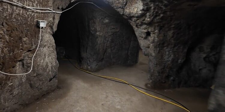 Interior de un sistema de túnel de 985 pies de largo bajo Roma.