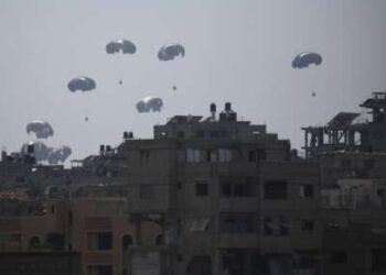 Un avión de transporte militar deja caer ayuda humanitaria sobre Al-Zawayda, en la Franja Central de Gaza, el 28 de julio de 2025.