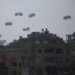 Un avión de transporte militar deja caer ayuda humanitaria sobre Al-Zawayda, en la Franja Central de Gaza, el 28 de julio de 2025.