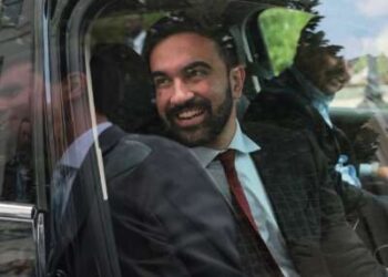 El candidato a la alcaldía de Nueva York, Zohran Mamdani, habla brevemente con los periodistas mientras deja el edificio de la Oficina del Senado de Dirksen el 16 de julio de 2025 en Washington, DC