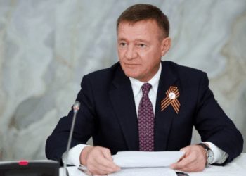 Hombre en trajes revisando documentos.