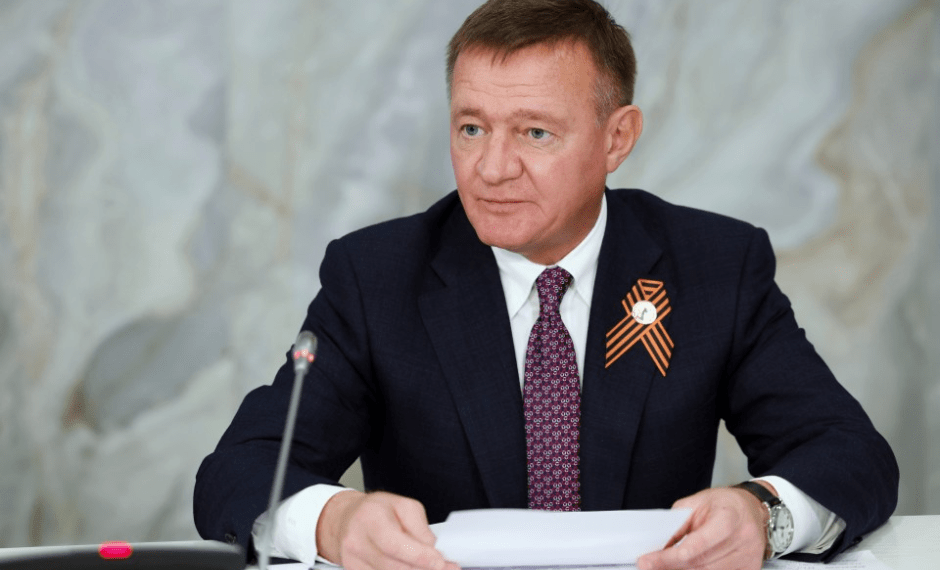 Hombre en trajes revisando documentos.