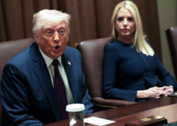 El presidente Donald Trump, unido por la Fiscal General, Pam Bondi, entrega comentarios durante una reunión del gabinete en la Casa Blanca el 24 de marzo de 2025 en Washington, DC